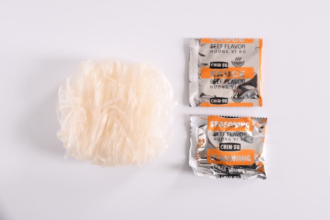 Chin-Su PhoStory Beef Flavored dry noodles and seasoning and sauce packets