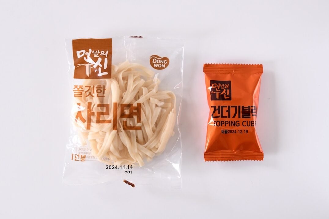 noodle package with topping packet