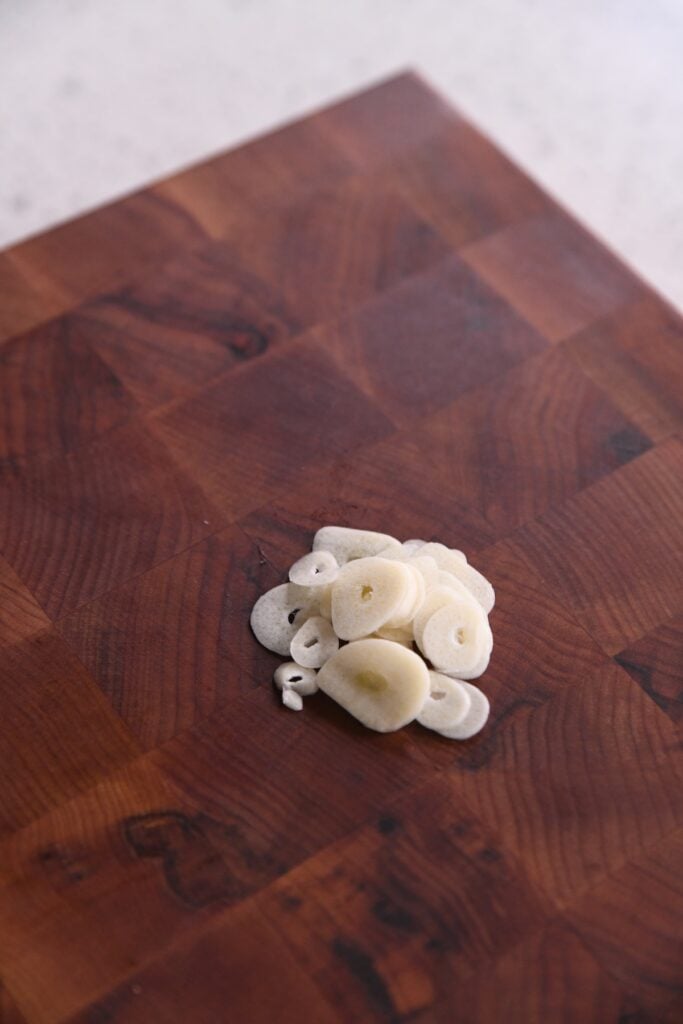 sliced garlic