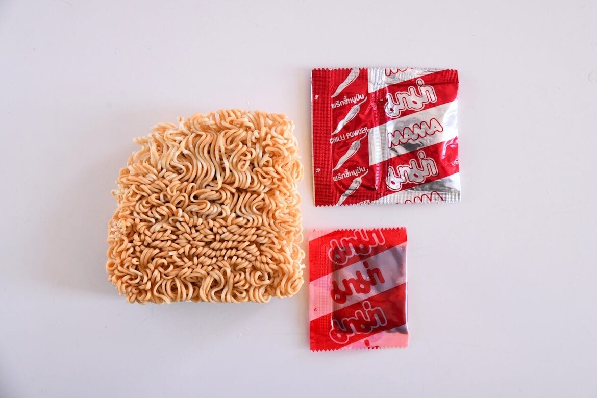 Noodle brick, seasoning packaging, and seasoning paste
