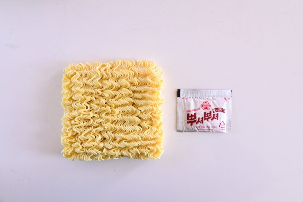 Noodle brick with seasoning packet